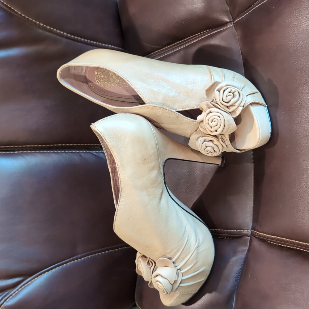 Very gentley used Vince Camuto leather high heels shoes